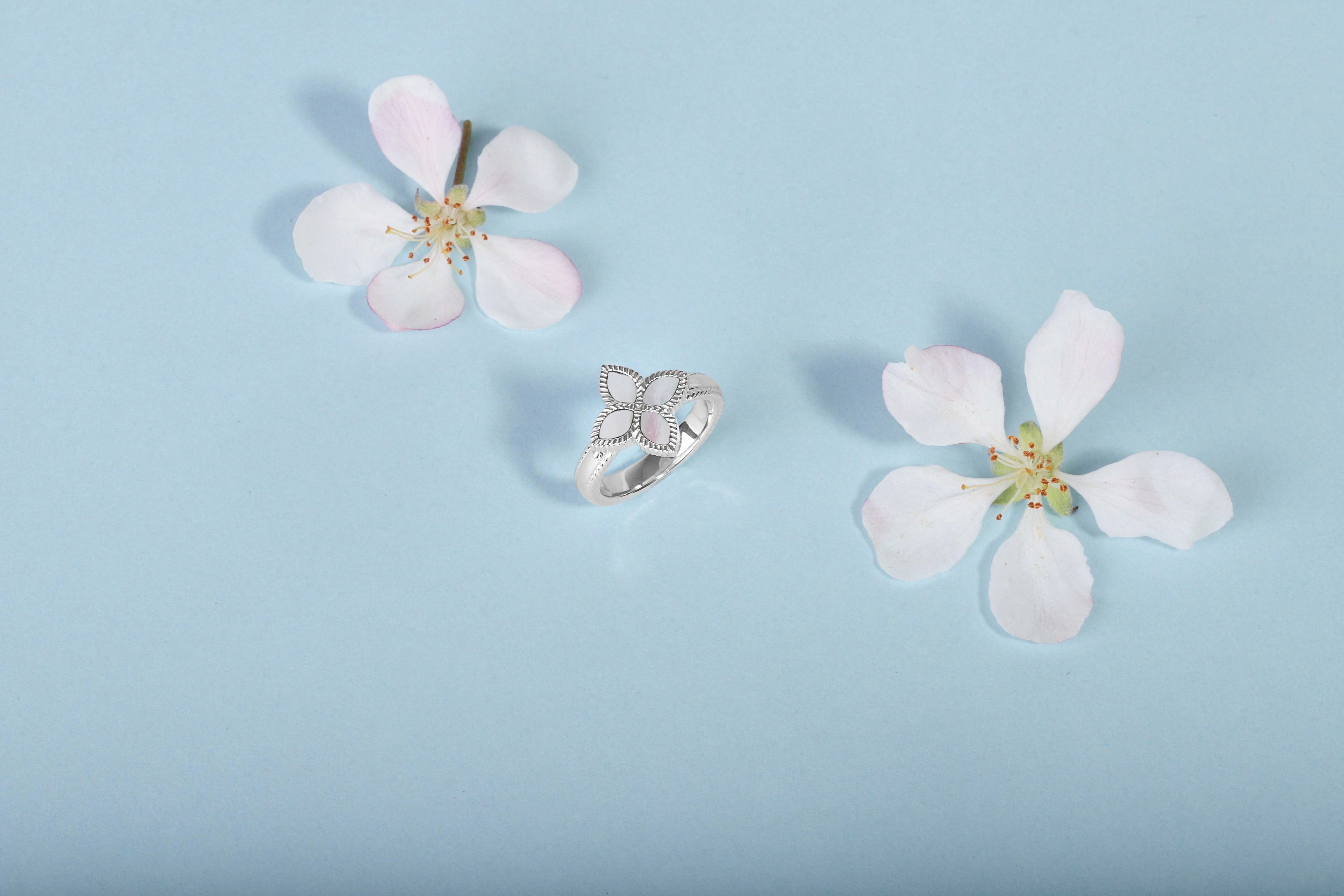 18ct Yellow Gold White Mother of Pearl Eden Marquise Flower Ring